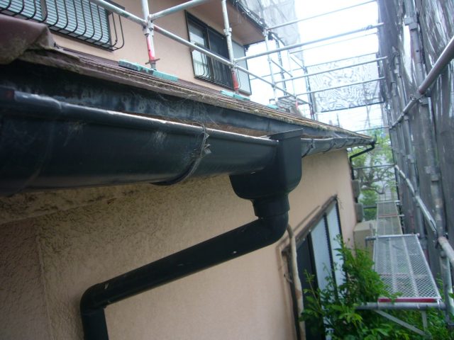 姫路市で雹害で歪んだ軒樋